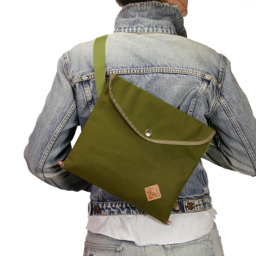 Musette with triangle flap in olive green