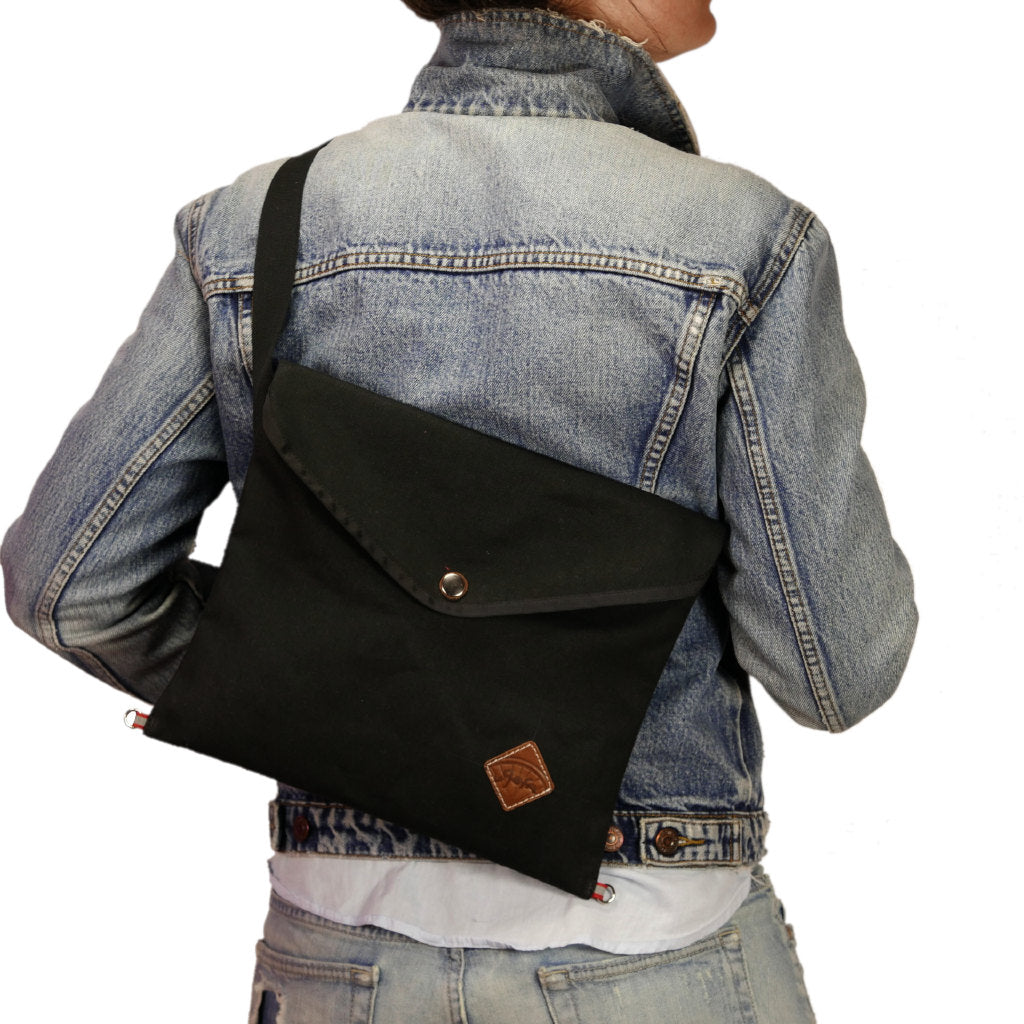 Musette with triangle flap in black