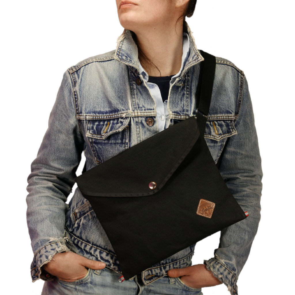 Musette with triangle flap in black