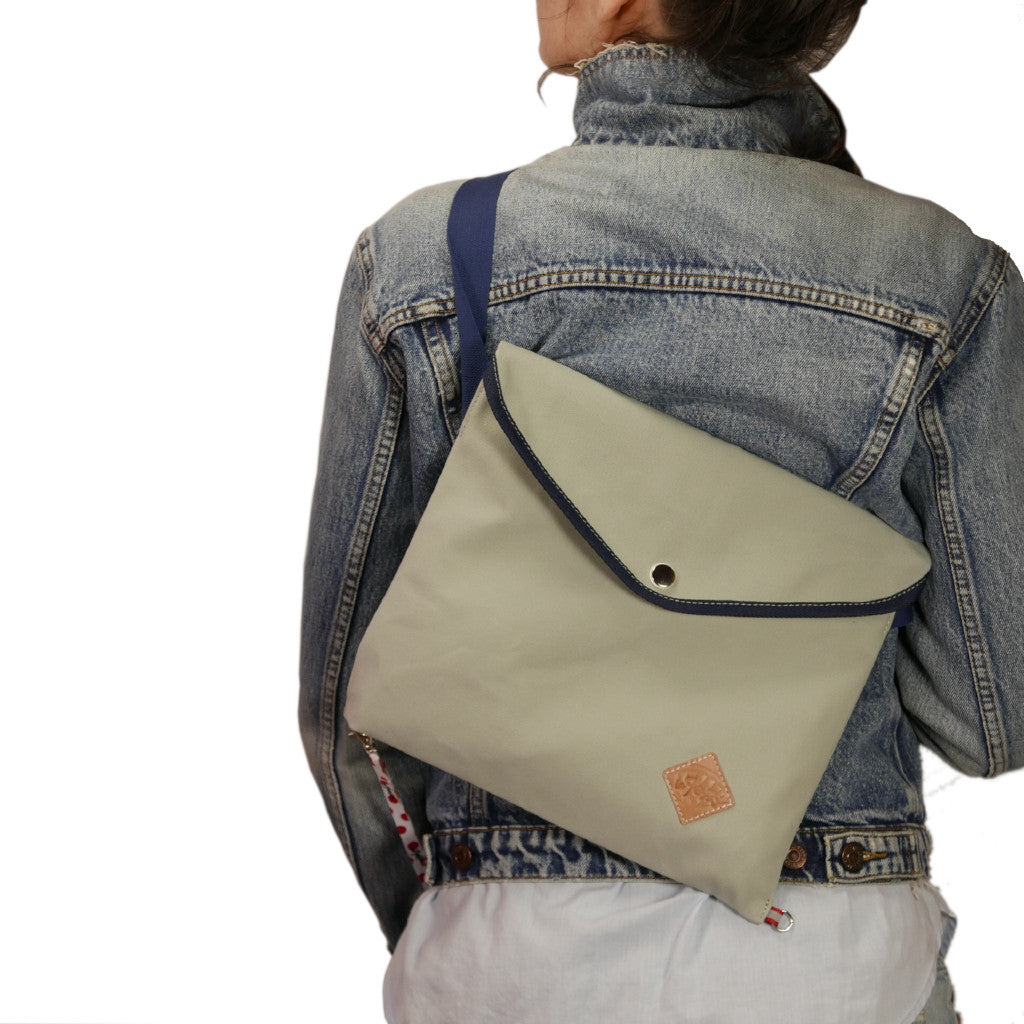 Musette with triangle flap in gray