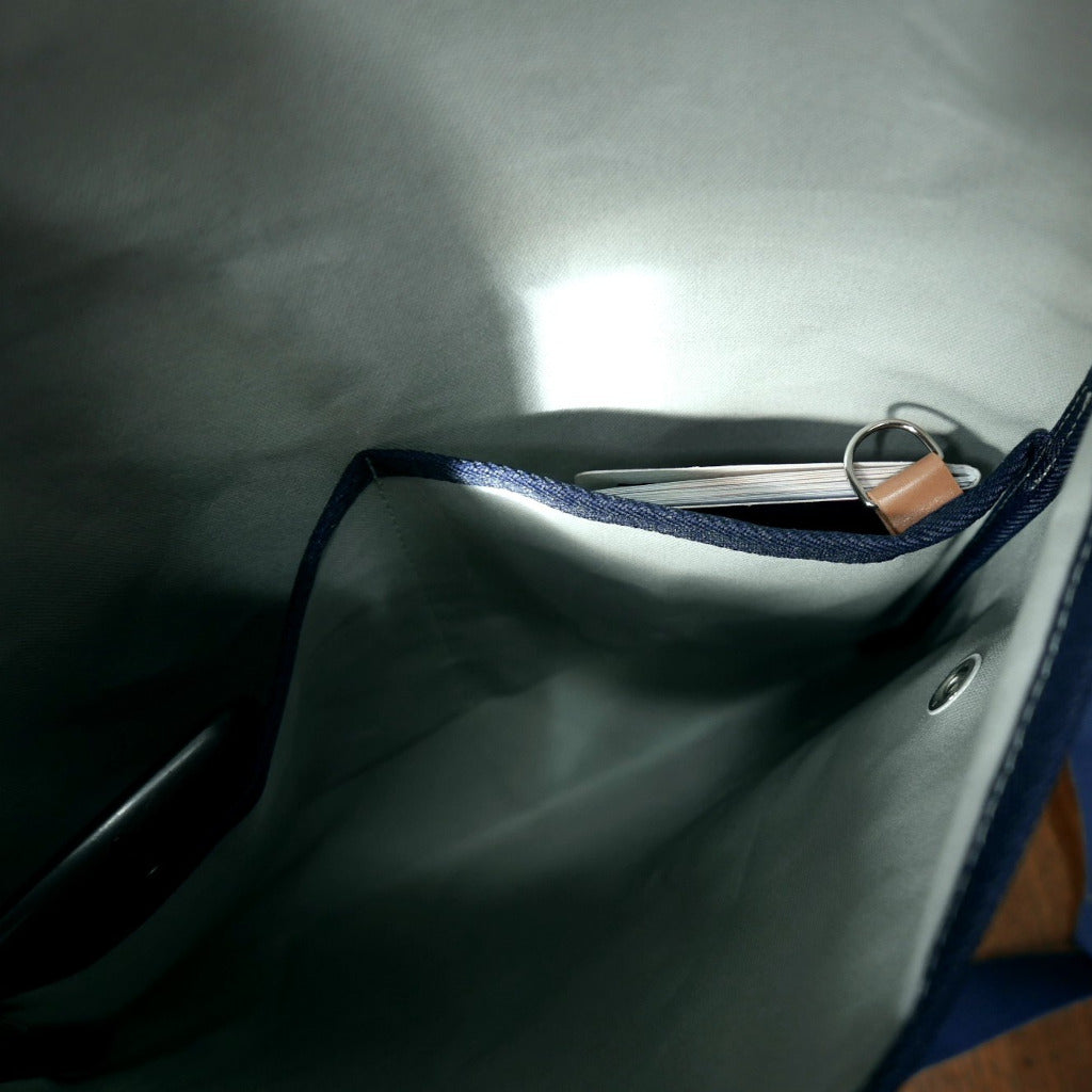 Musette with triangle flap in gray
