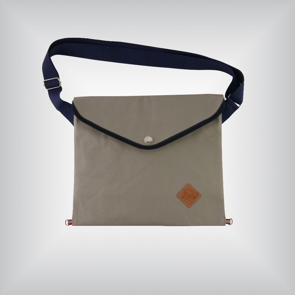 Musette with triangle flap in gray