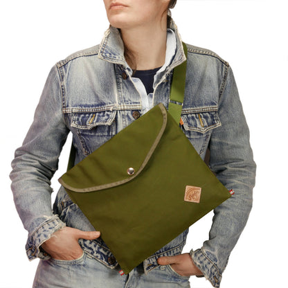 Musette with triangle flap in olive green