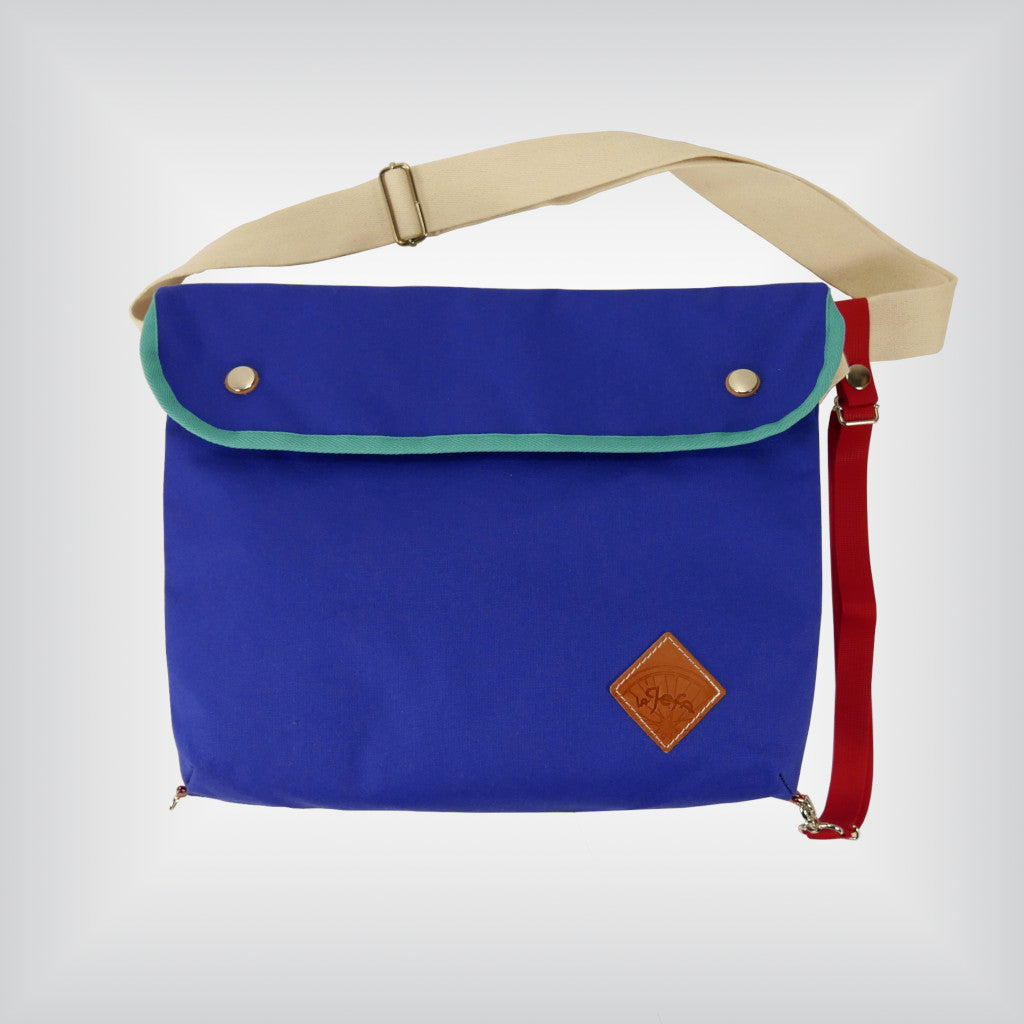 Blue everyday bag with red stabilising strap