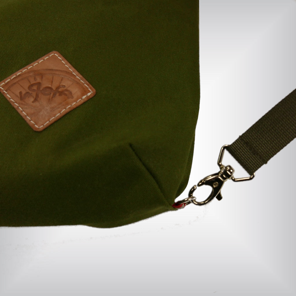 Stabilising strap mounting in olive crossbody bag