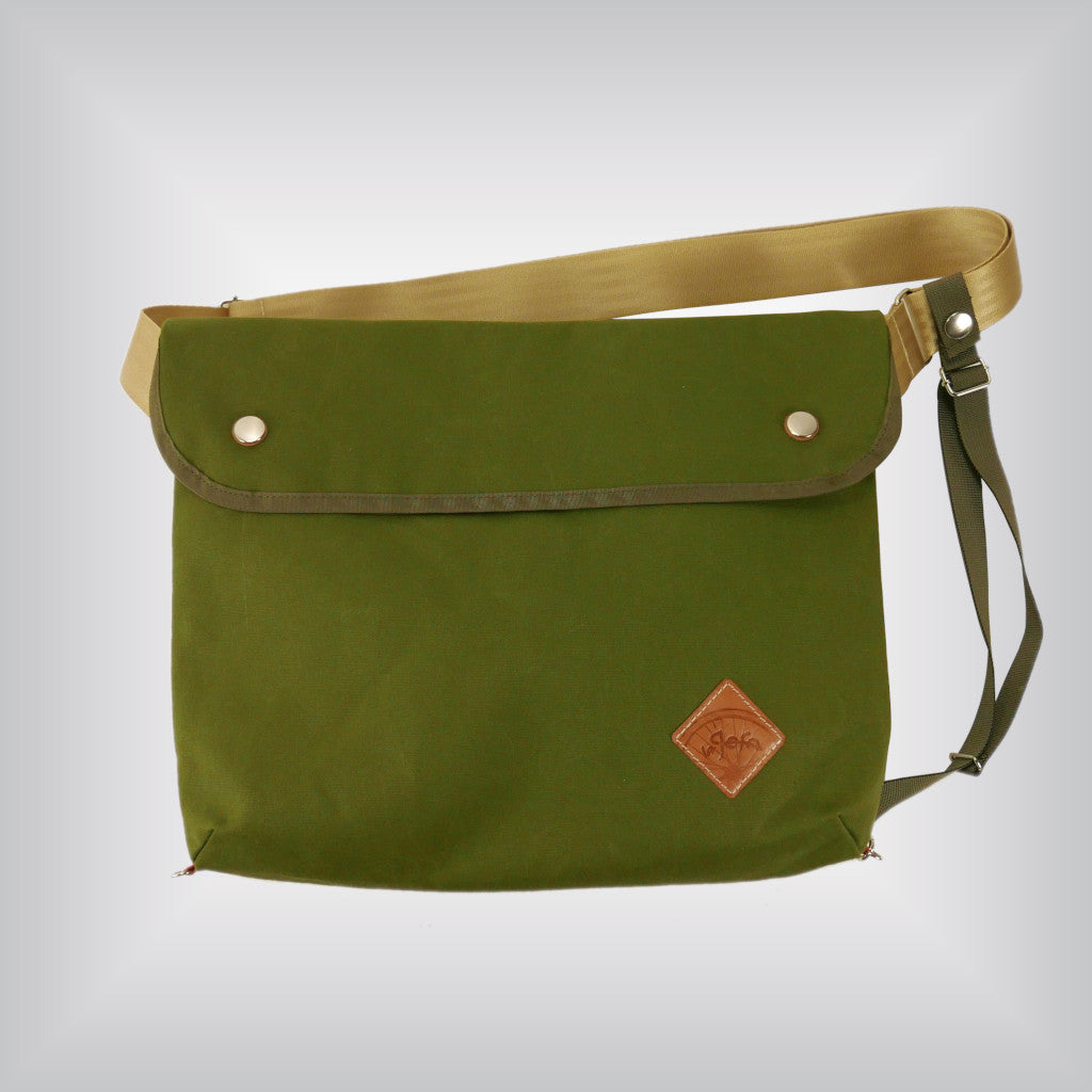 Olive Green Messenger Bag in Waxed Canvas / Musette With 