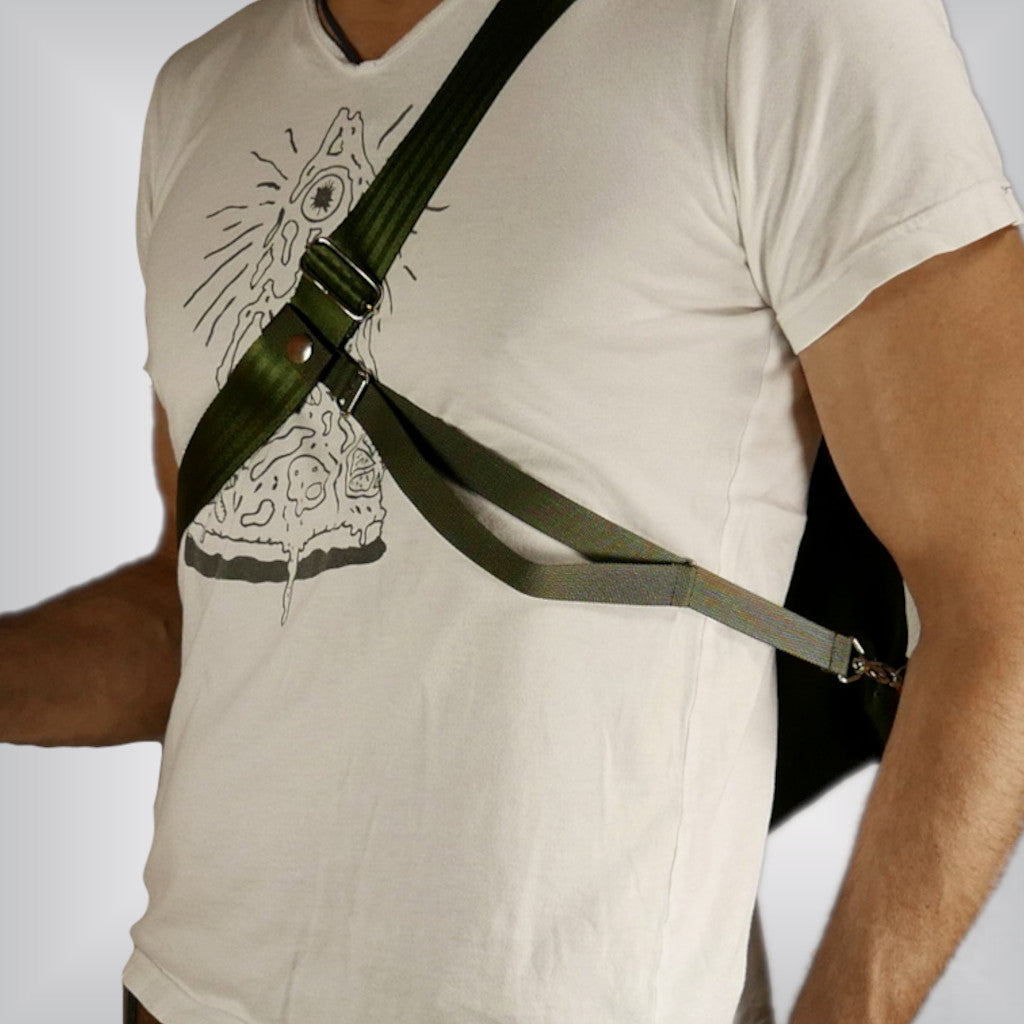 Man with a green messenger bag with a stabilising leash
